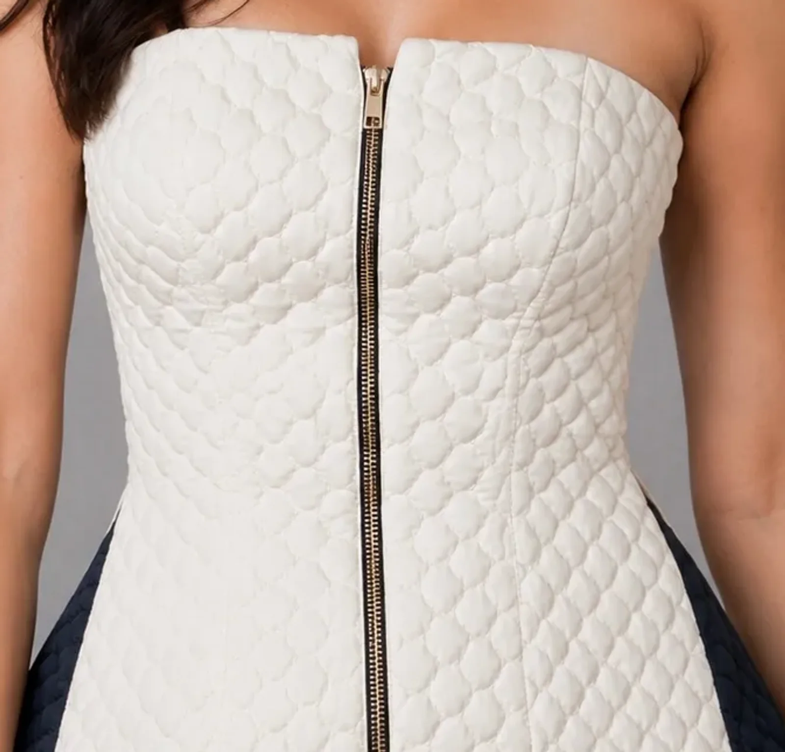 Quilted bodice with a gold zip, detail